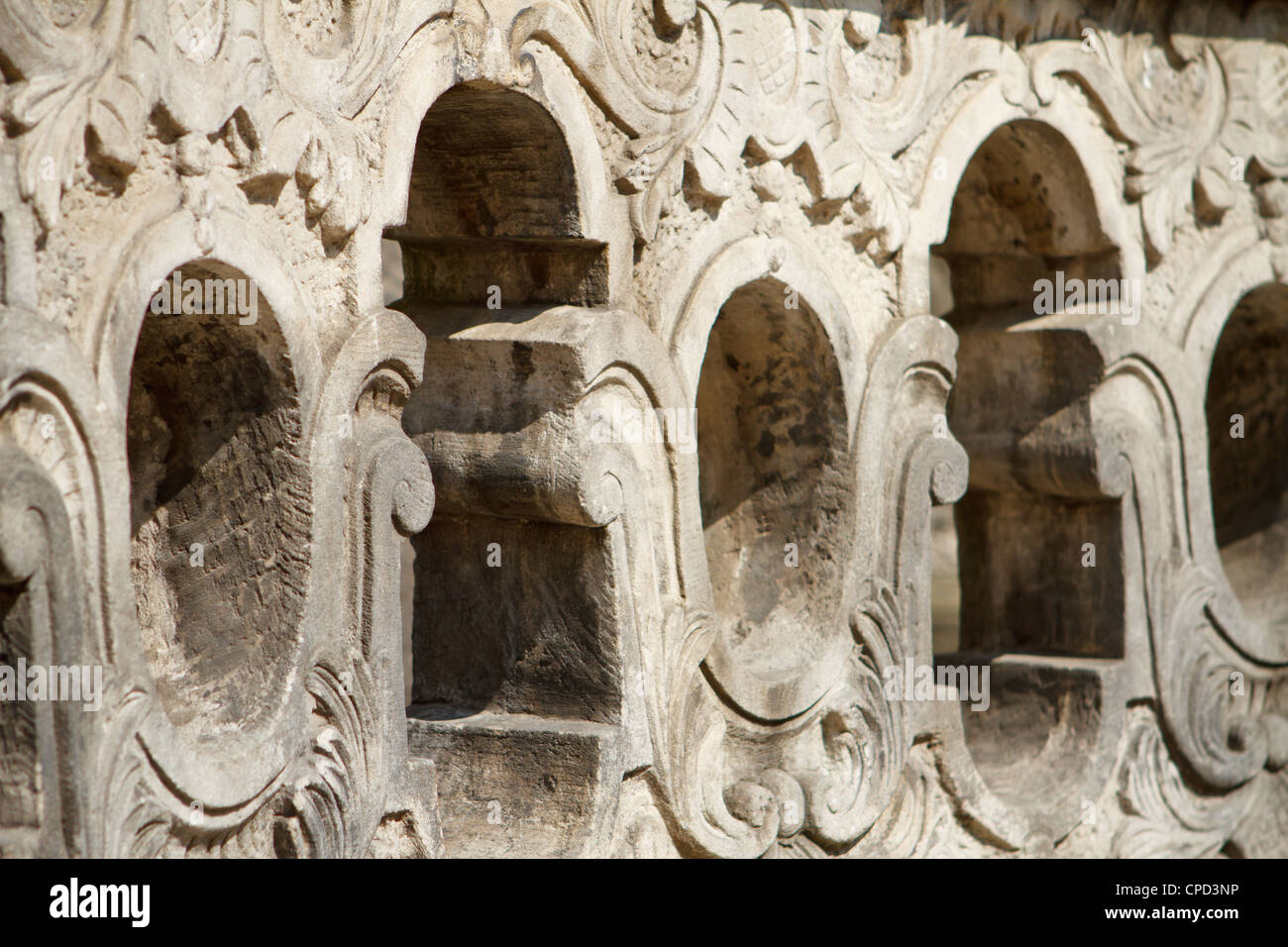 Stein-Kunst-Details der Statue von John Nepomucene vor der Kirche des Heiligen Kreuzes. Breslau, Niederschlesien, Polen. Stockfoto