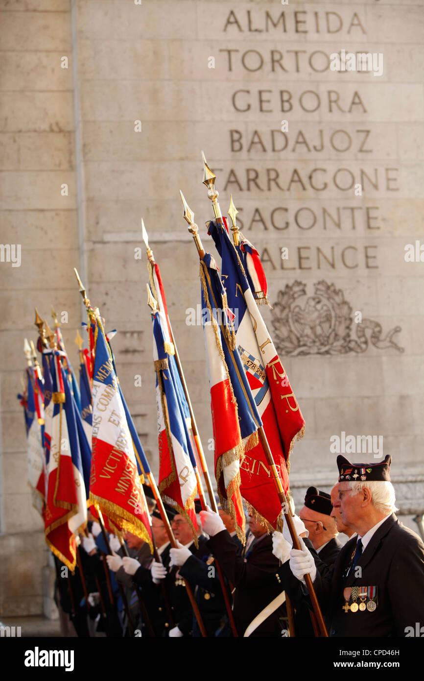 Kriegsveteranen auf den Arc de Triomphe, Paris, Frankreich, Europa Stockfoto