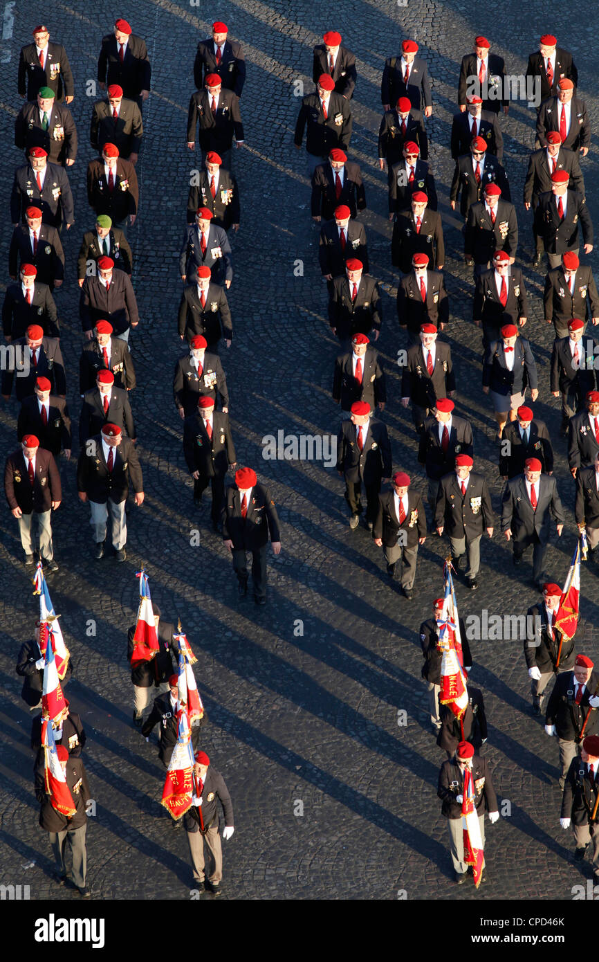 Kriegsveteranen marschieren zum Arc de Triomphe, Paris, Frankreich, Europa Stockfoto