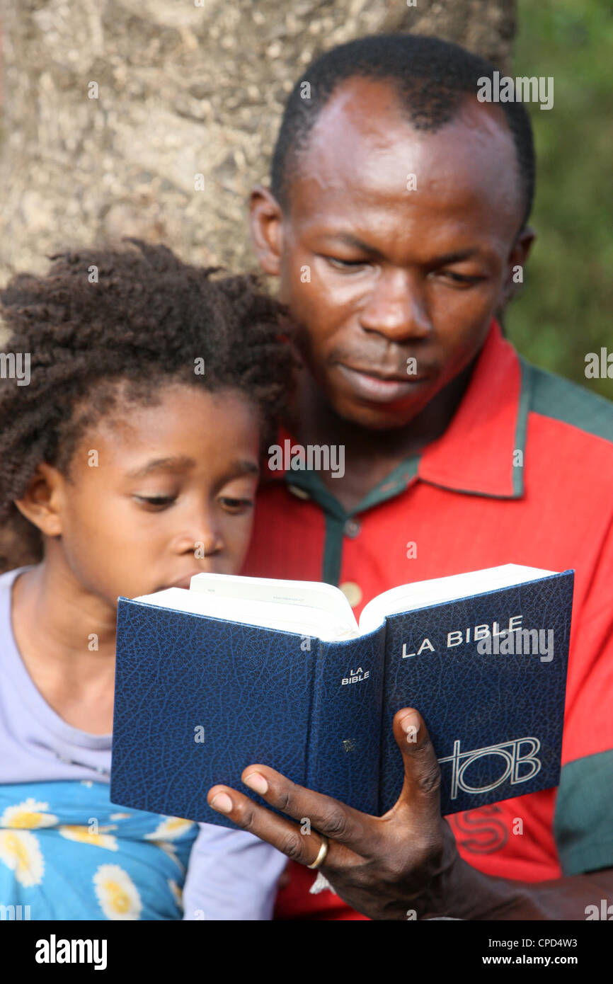 Vater und Tochter, die Lektüre der Bibel, Lome, Togo, West Afrika, Afrika Stockfoto