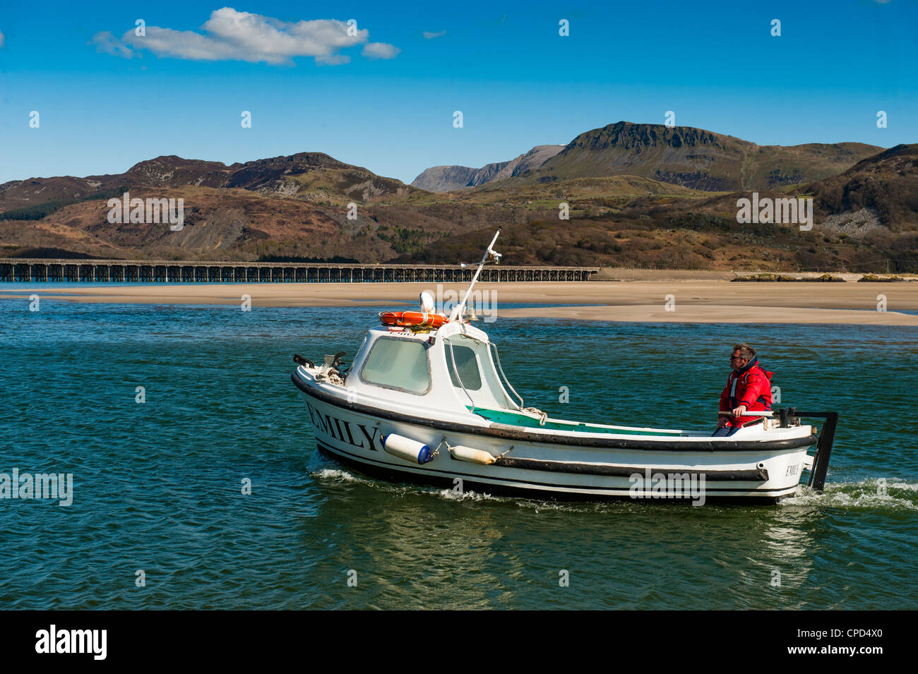 Cader Idris und einer kleine Fähre auf den Mawddach Mündung, Snowdonia, Gwynedd Wales UK Stockfoto