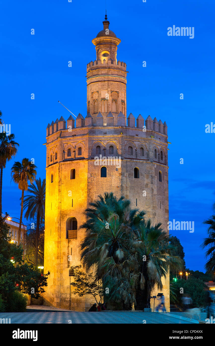 Spanien, Andalusien, Sevilla, Torre del Oro in der Abenddämmerung Stockfoto