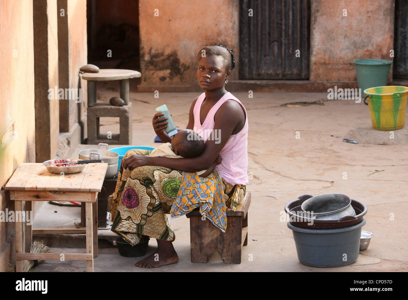 Füttern ihr Baby, Lome, Togo, West Afrika, Afrika Frau Stockfoto