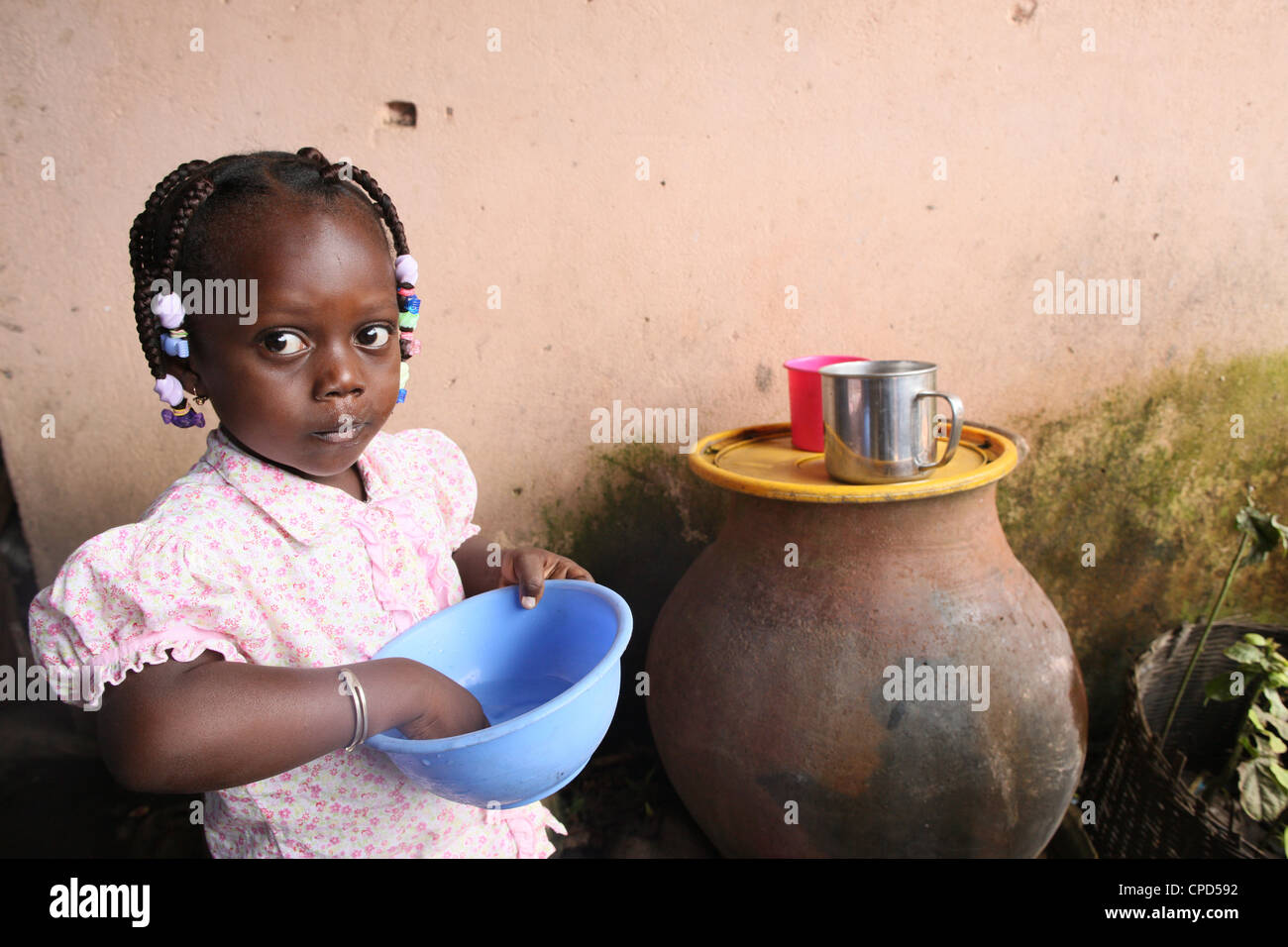 Mädchen essen eine Mahlzeit, Lome, Togo, West Afrika, Afrika Stockfoto