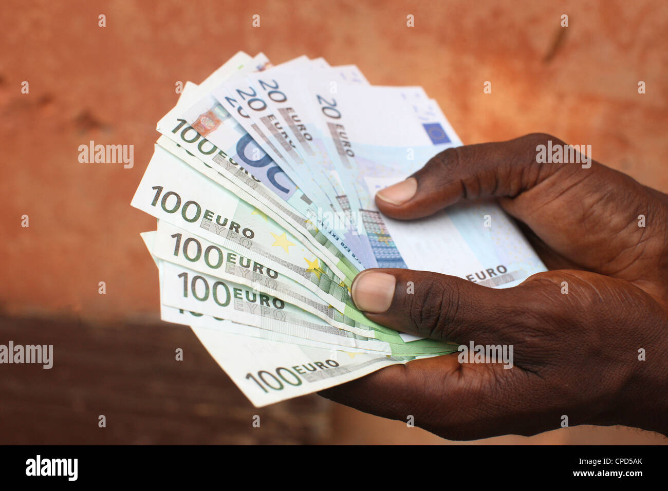African holding Euro, Lome, Togo, West Afrika, Afrika Stockfoto
