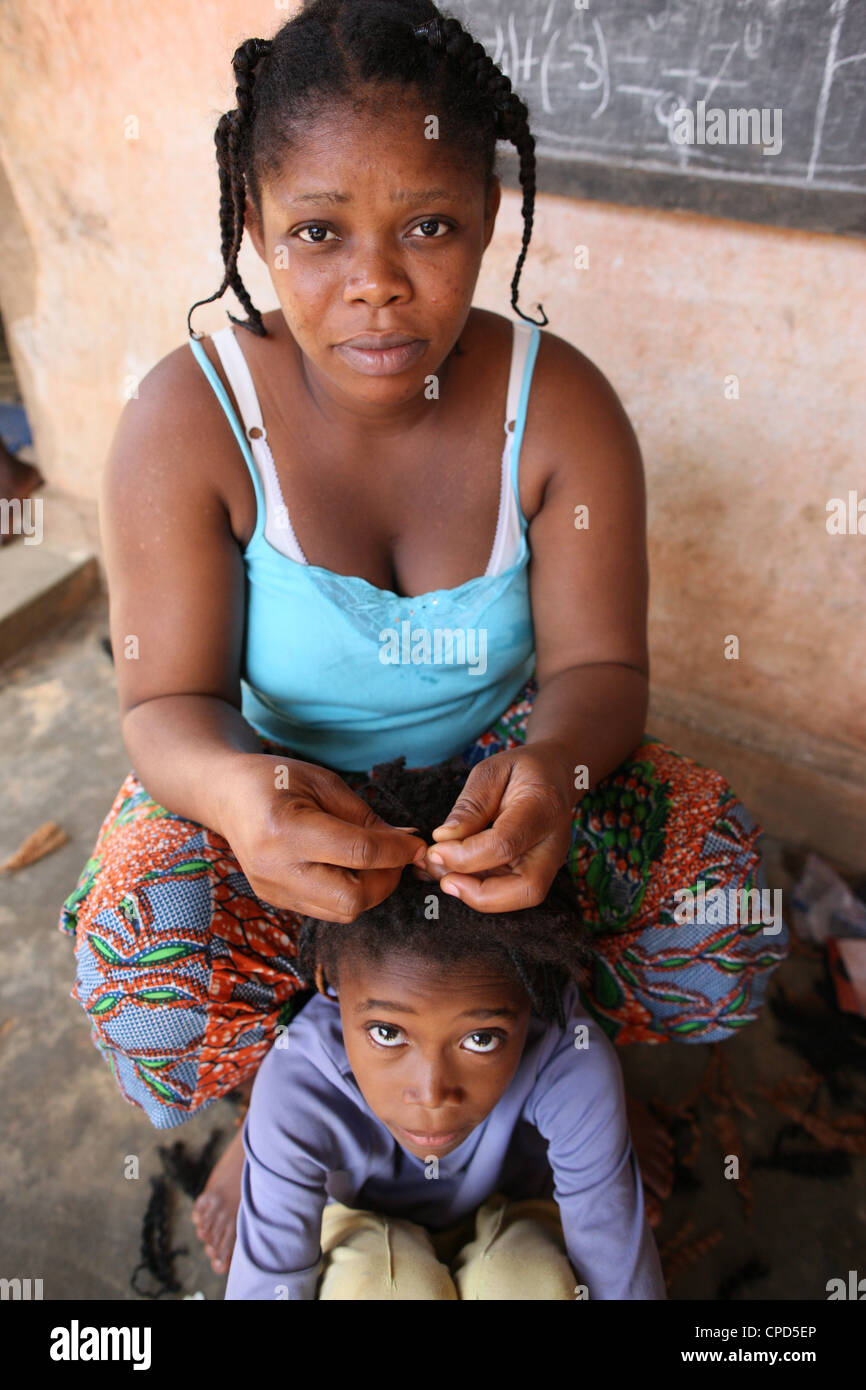 Friseur im Haus, Lome, Togo, West Afrika, Afrika Stockfoto