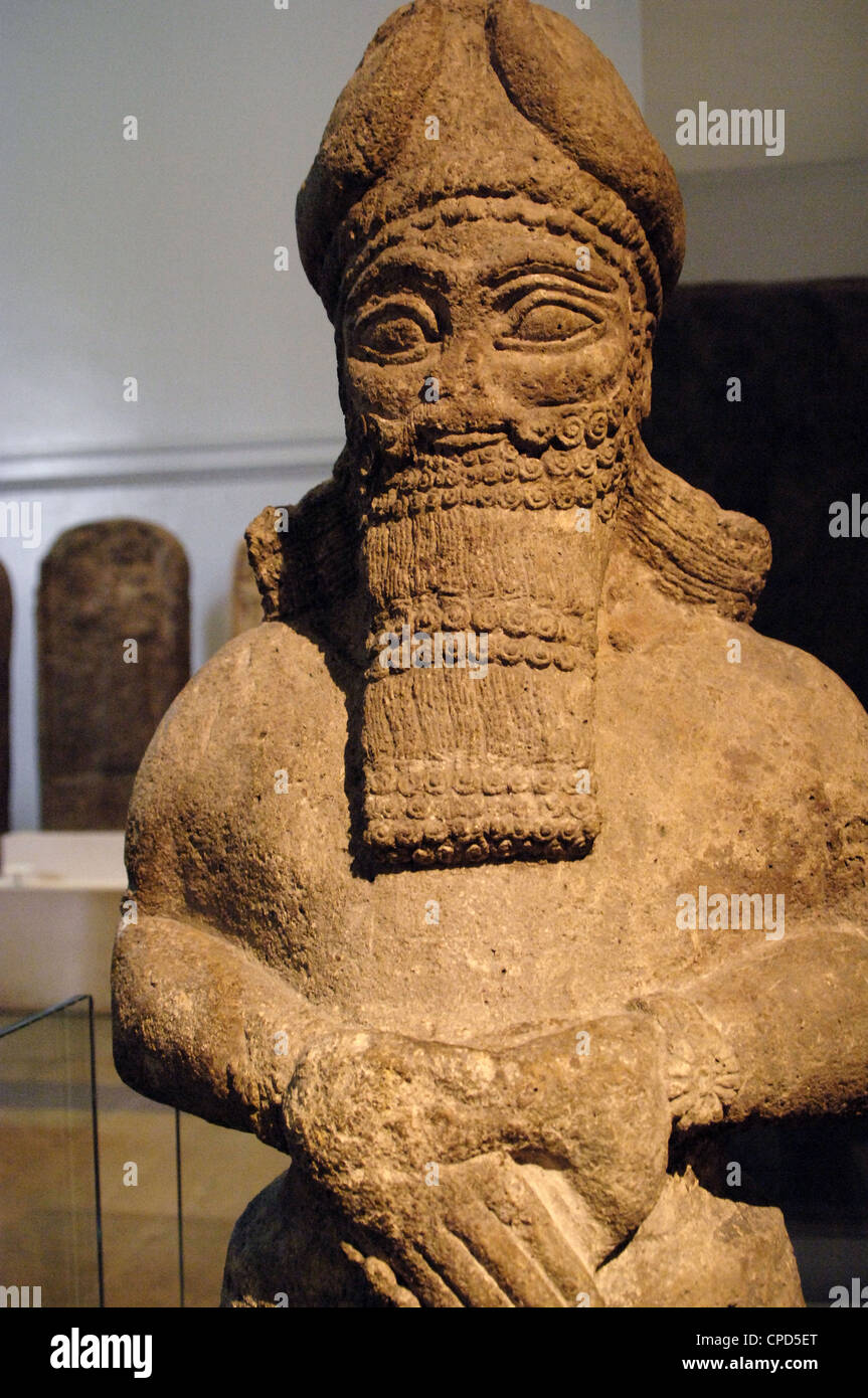 Kalkstein Figur eines damit verbundenen Gottes. 811-783 V. CHR.. Neo-assyrischen. Vom Tempel des Nabu, aus Nimrud (Irak). Detail. Stockfoto