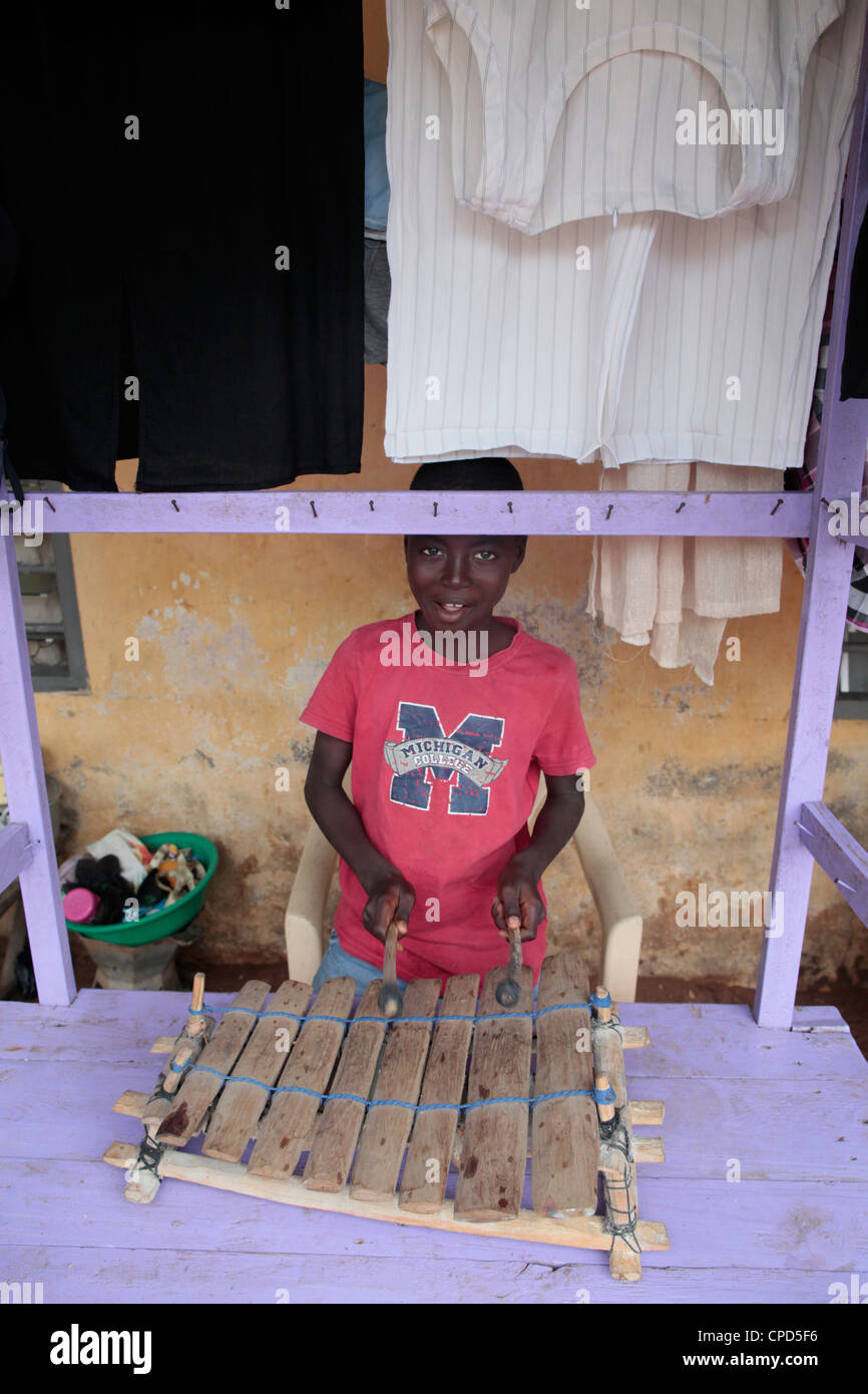 Afrikanischen jungen spielen Musik, Lome, Togo, West Afrika, Afrika Stockfoto