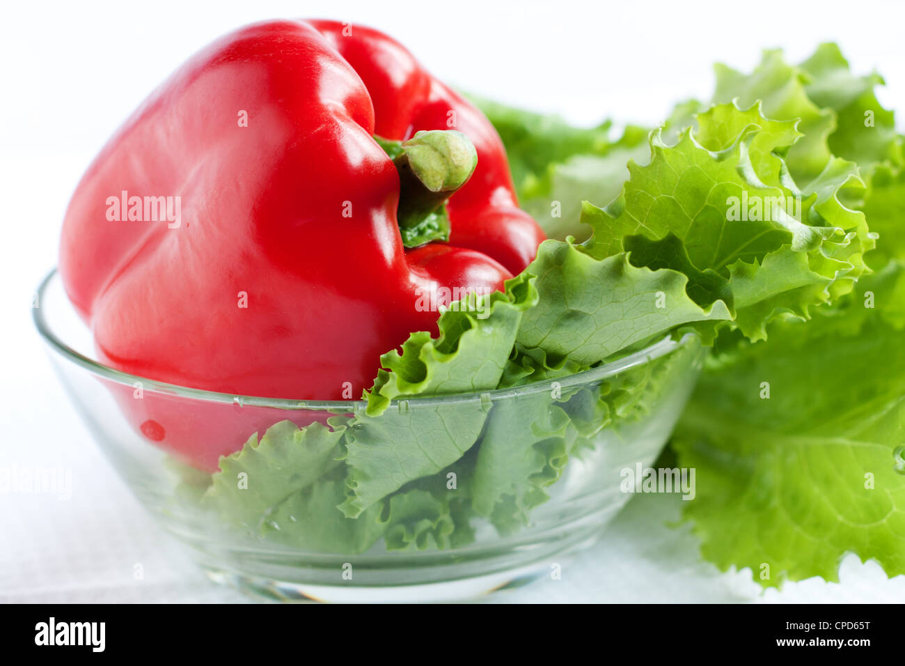 Ganze Paprika und Salat in eine Salatschüssel Stockfoto