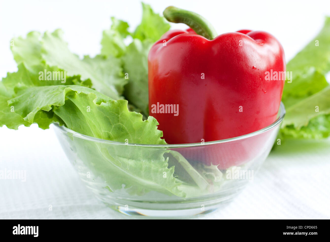 Ganze Paprika und Salat Salat-Schüssel in einem transparenten Stockfoto