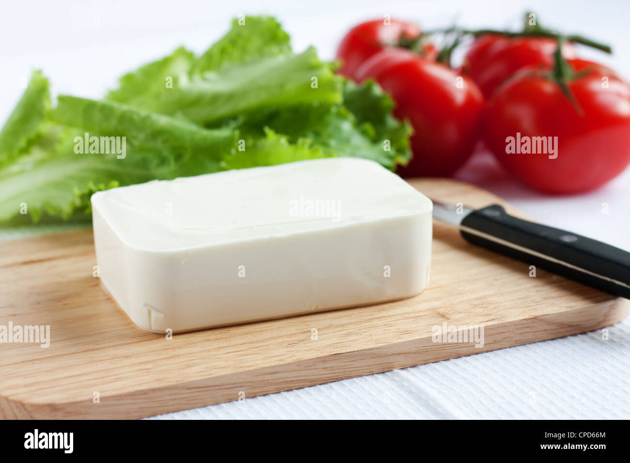 Käse, Tomaten und Kopfsalat und Schneidebrett. Salat-Zutat Stockfoto