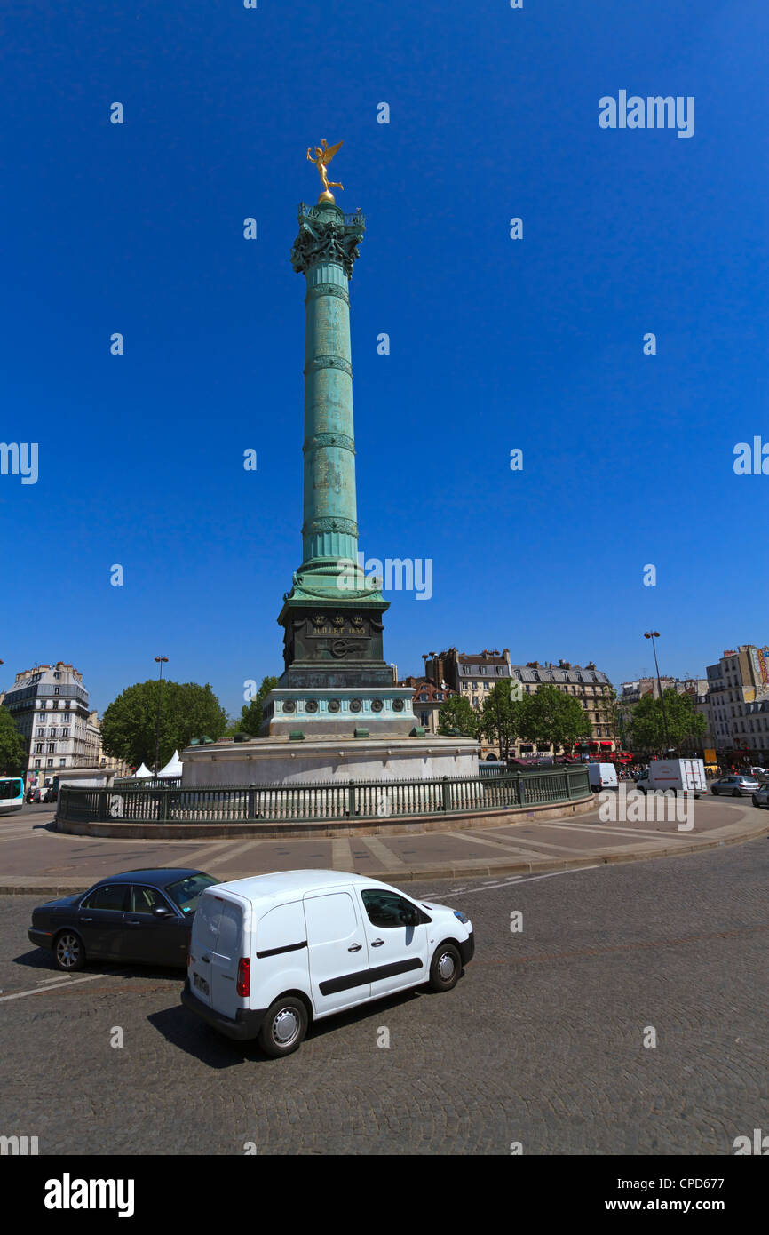 Colonne de Juillet, Paris. Die 170 ft Bronze-Spalte wird durch eine Statue der "Genius of Liberty" gekrönt. Stockfoto