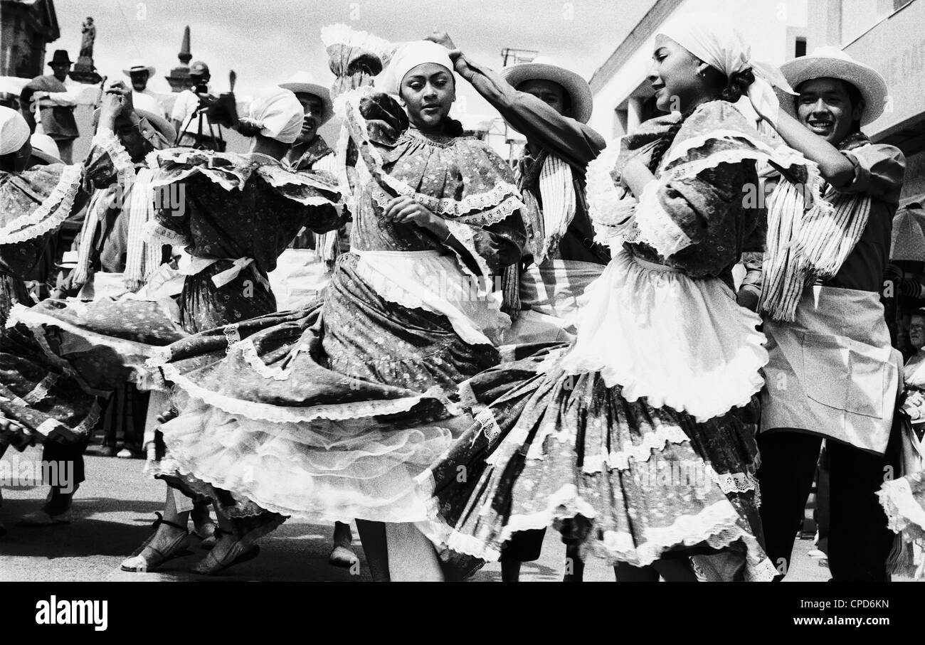 Folkloristische Tänzer während der Durchführung eines Sanjuanero (typische kolumbianische Folklore Tanz) öffentliche Weihnachtsfeiern. Nobsa, Boyac Stockfoto