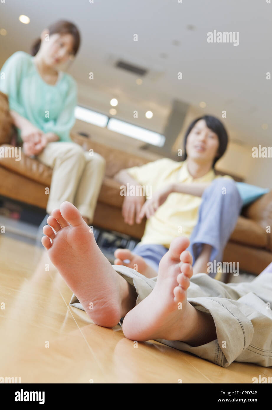 Boy es Füße in einem Wohnzimmer entspannen Stockfotografie - Alamy