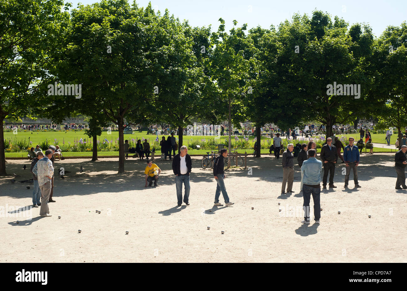 Paris Frankreich - Menschen spielen Petanque im Jardin Tuleries Stockfoto