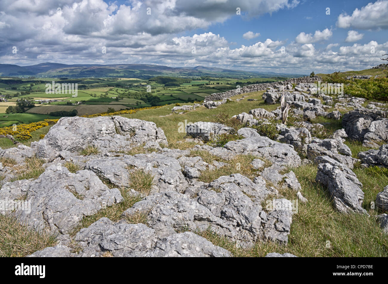 Kalkstein Pflaster auf der Oberseite Farleton Knott Cumbria Blick nach Osten in Richtung Barbon fiel und die Yorkshire Dales jenseits Stockfoto