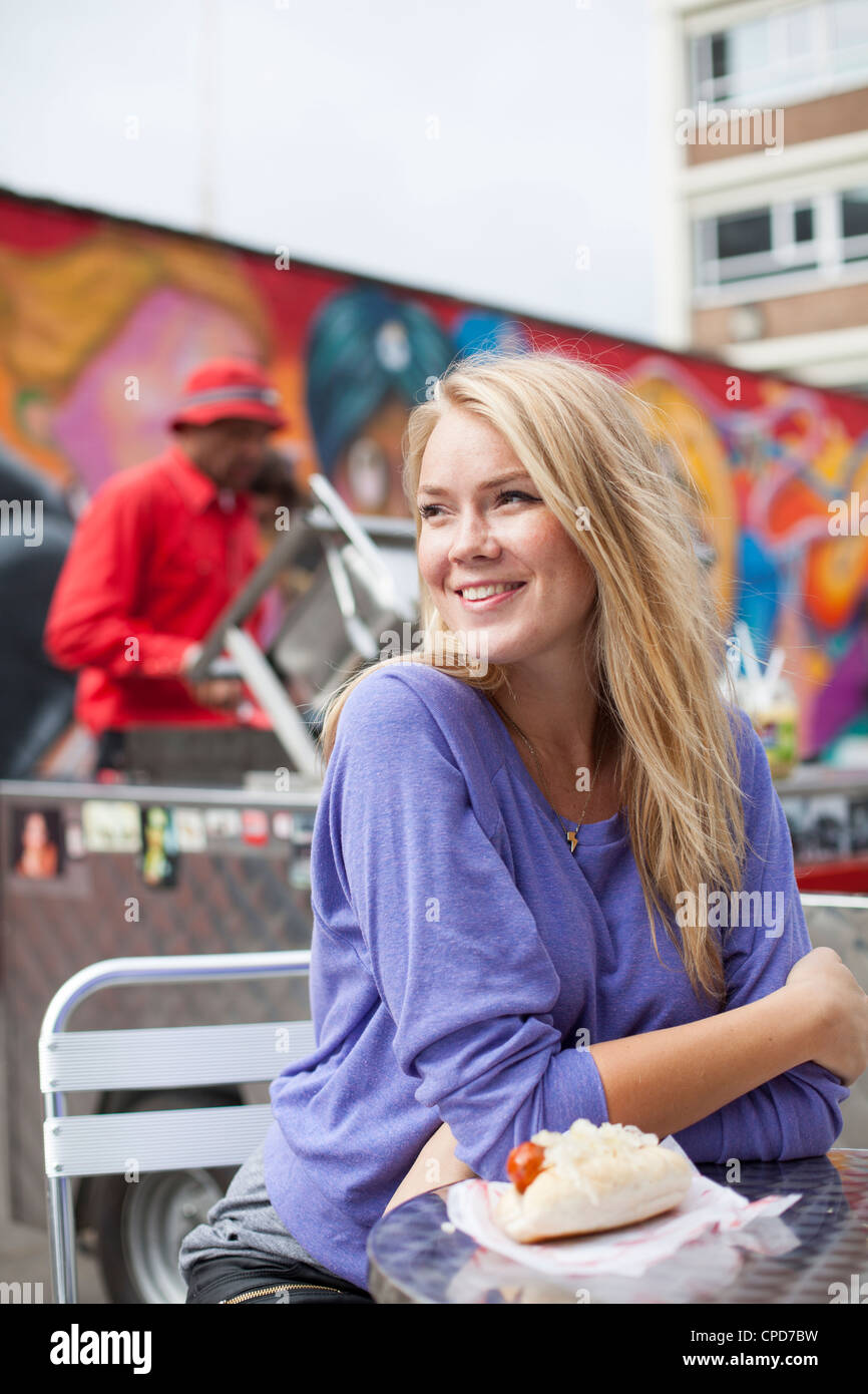 Frau mit Suppen East London Stockfoto