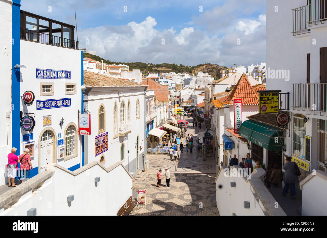 Geschäfte auf der Rua 5 de Outubro in der Altstadt im Zentrum, Albufeira, Algarve, Portugal Stockfoto