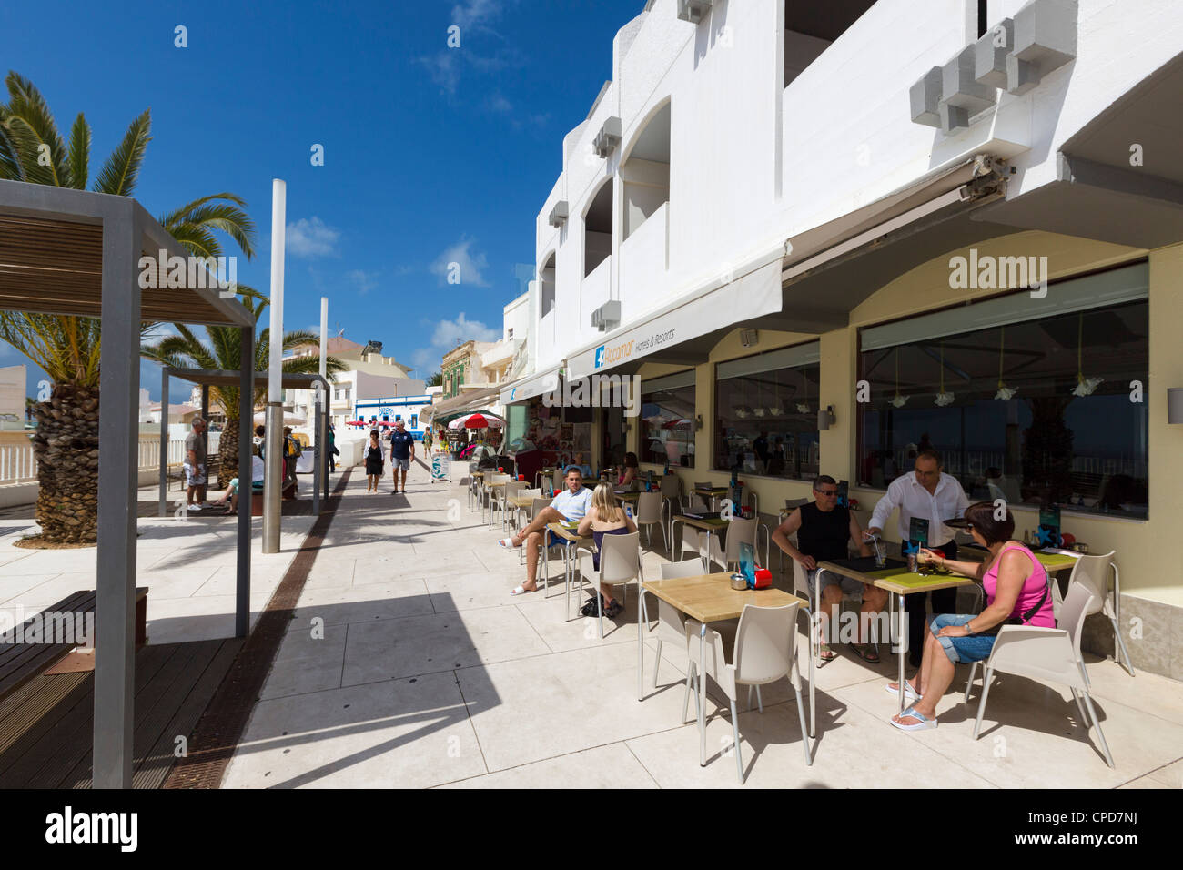 Cafe außerhalb der Hotel Rocamar auf der Esplanade über Praia Dos Penedo Strand, Albufeira, Algarve, Portugal Stockfoto