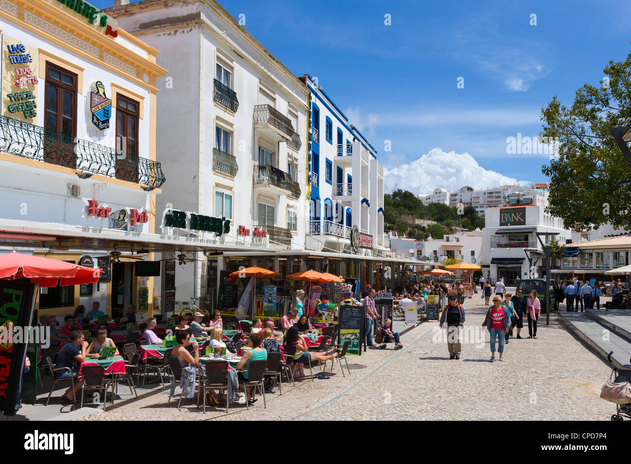 Cafés und Bars in der Praca da Republica (Hauptplatz) in der Altstadt im Zentrum, Albufeira, Algarve, Portugal Stockfoto