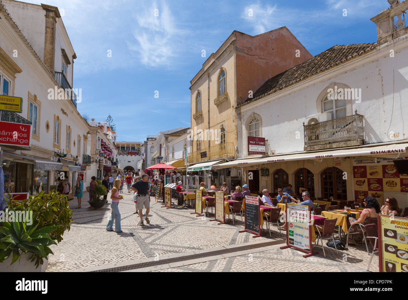 Geschäfte und Restaurants auf der Rua 5 de Outubro in der Altstadt-Zentrum, Albufeira, Algarve, Portugal Stockfoto