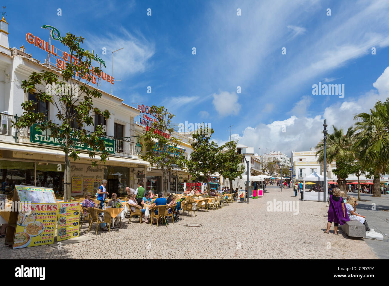 Cafés und Bars in der Praca da Republica (Hauptplatz) in der Altstadt im Zentrum, Albufeira, Algarve, Portugal Stockfoto