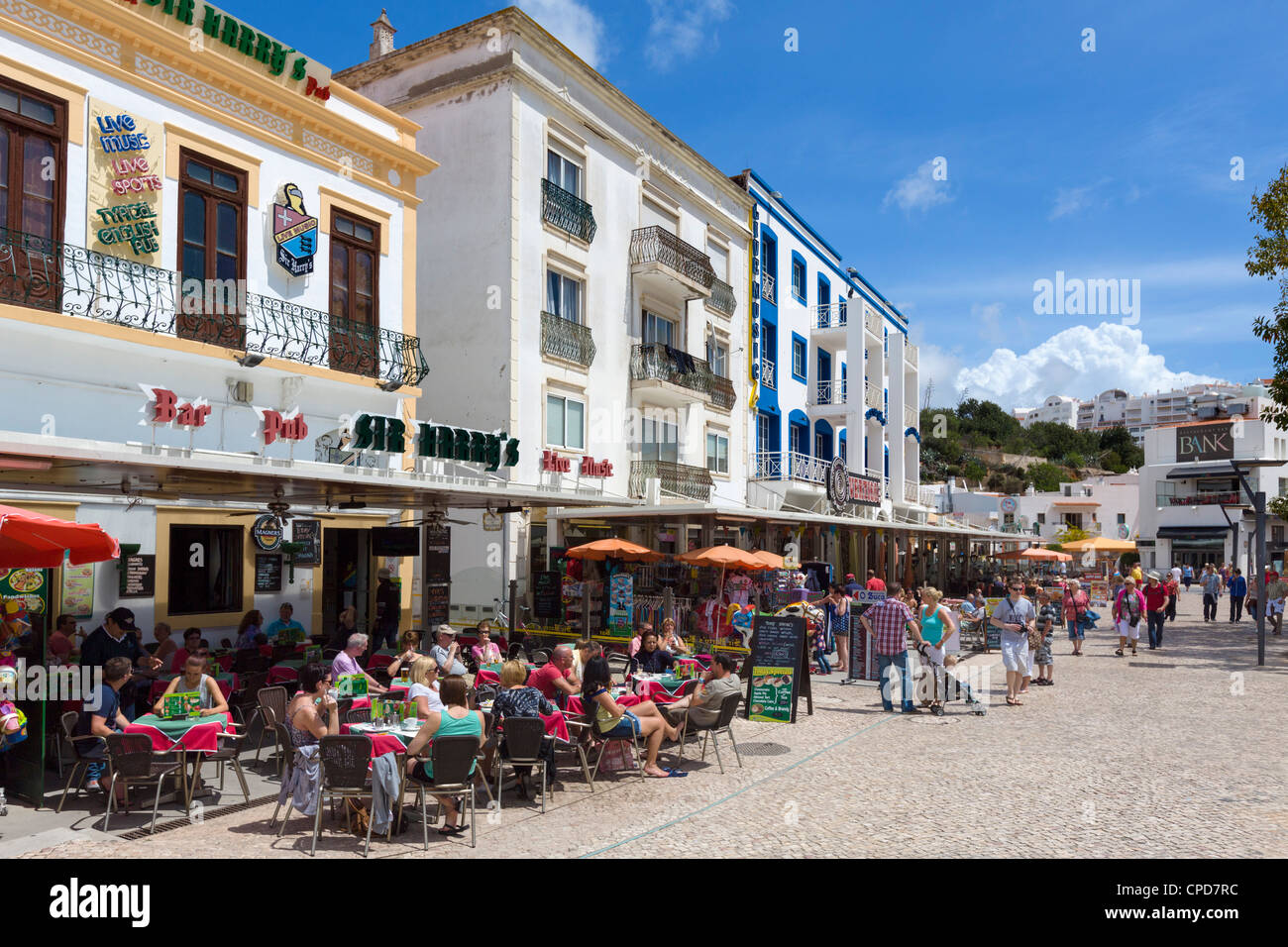 Cafés und Bars in der Praca da Republica (Hauptplatz) in der Altstadt im Zentrum, Albufeira, Algarve, Portugal Stockfoto