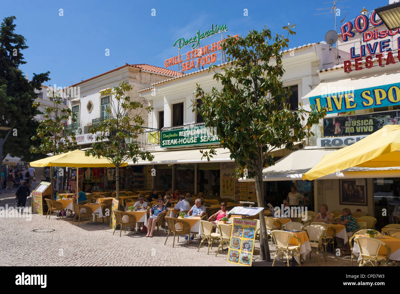 Cafés und Bars in der Praca da Republica (Hauptplatz) in der Altstadt im Zentrum, Albufeira, Algarve, Portugal Stockfoto