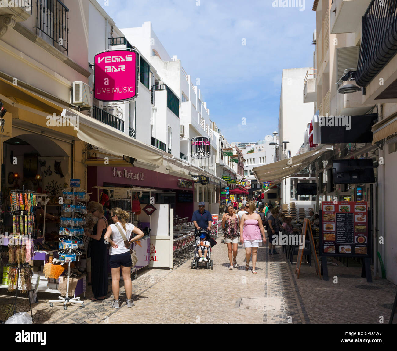Geschäfte in der Altstadt im Zentrum, Albufeira, Algarve, Portugal Stockfoto