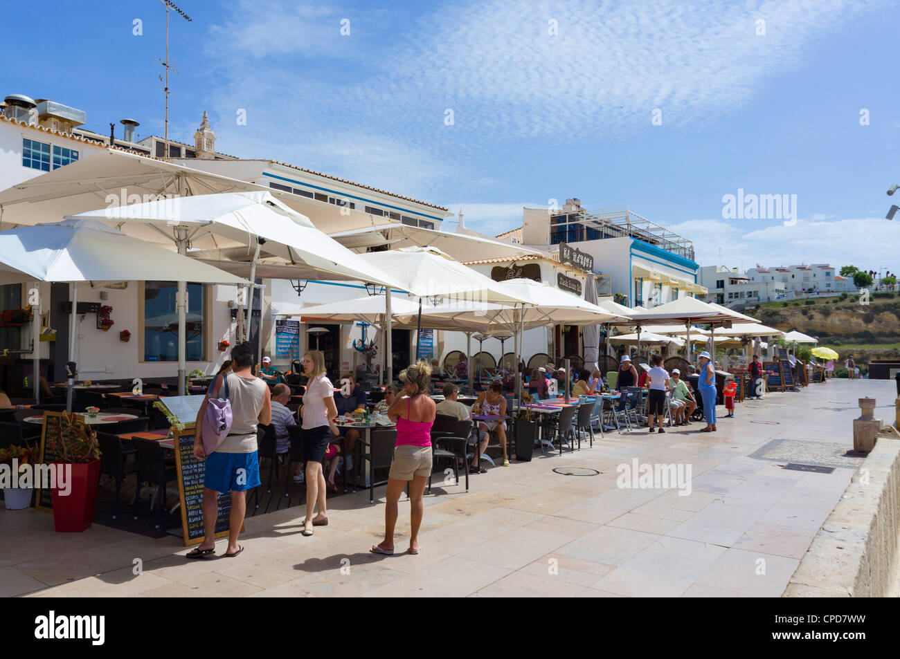 Restaurants an der Strandpromenade über Praia Dos Pescadores Strand, Largo Cais Herculano, Albufeira, Algarve, Portugal Stockfoto