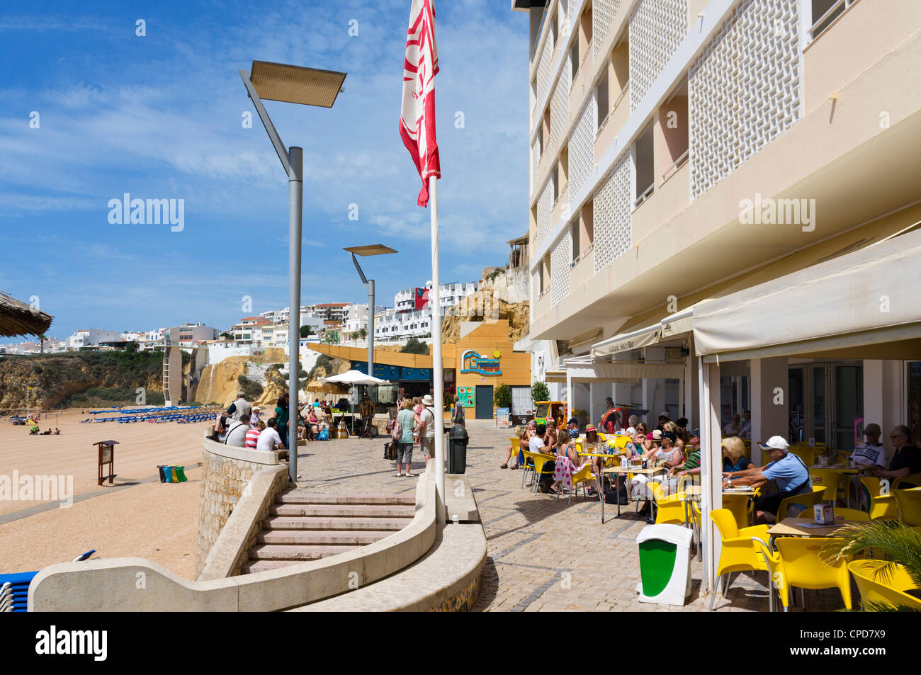 Cafe außerhalb der Sol e Mar Hotel am Strand von Praia Dos Penedo Strand, Albufeira, Algarve, Portugal Stockfoto