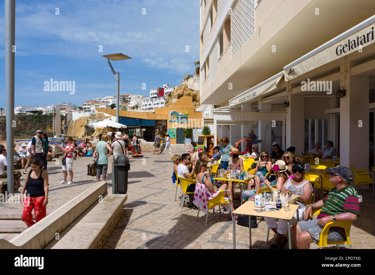 Cafe außerhalb der Sol e Mar Hotel am Strand von Praia Dos Penedo Strand, Albufeira, Algarve, Portugal Stockfoto