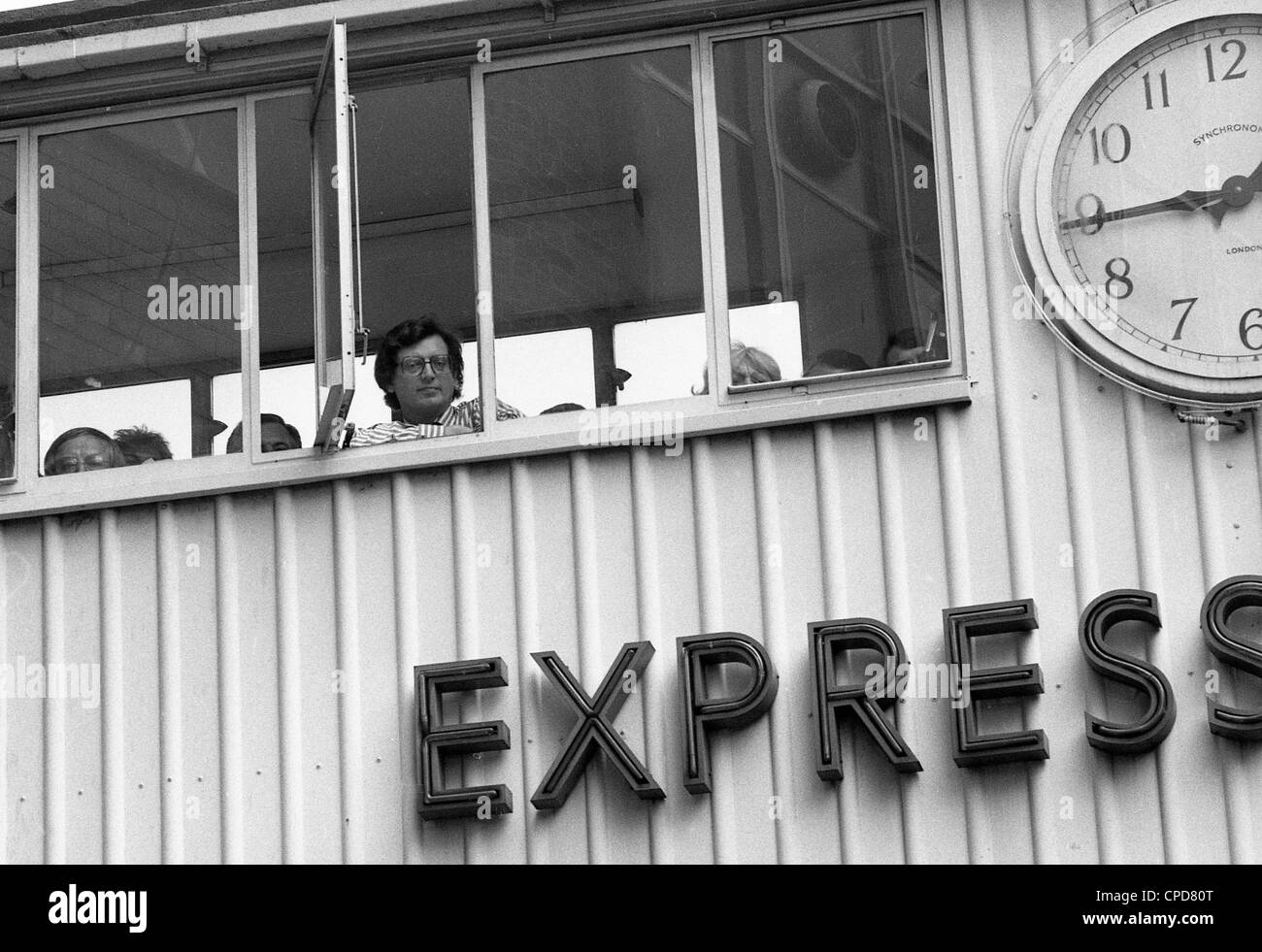 Express & Star-Inhaber Alan Graham beobachtet, wie die Mitglieder der NGA-Druckerunion den FILM Express & Star Workers 6/7/85 VON DAVID BAGNALL unterstützen Stockfoto