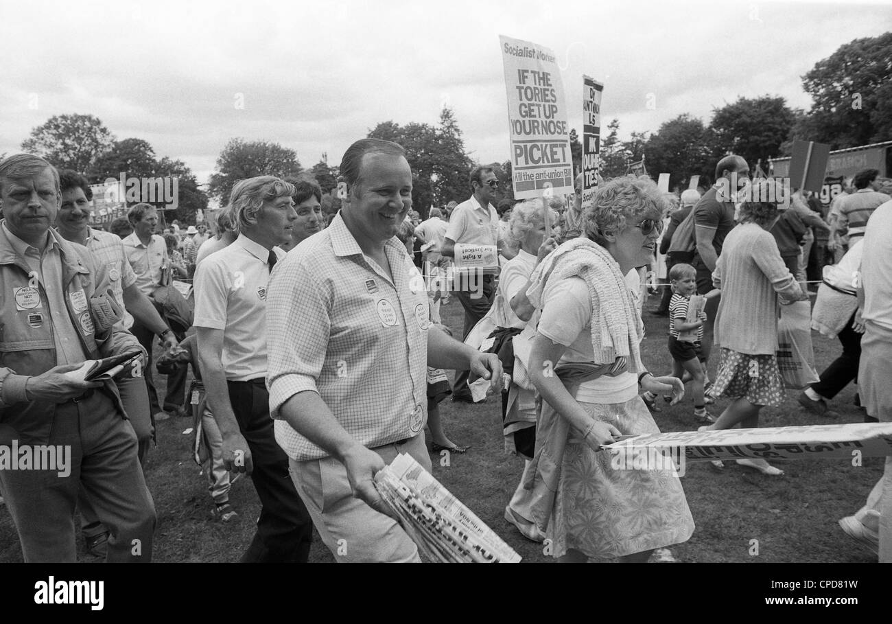DIE Mitglieder DER NGA-Druckerunion marschieren zur Unterstützung des FILMS Express & Star Workers 6/7/85 VON DAVID BAGNALL Stockfoto