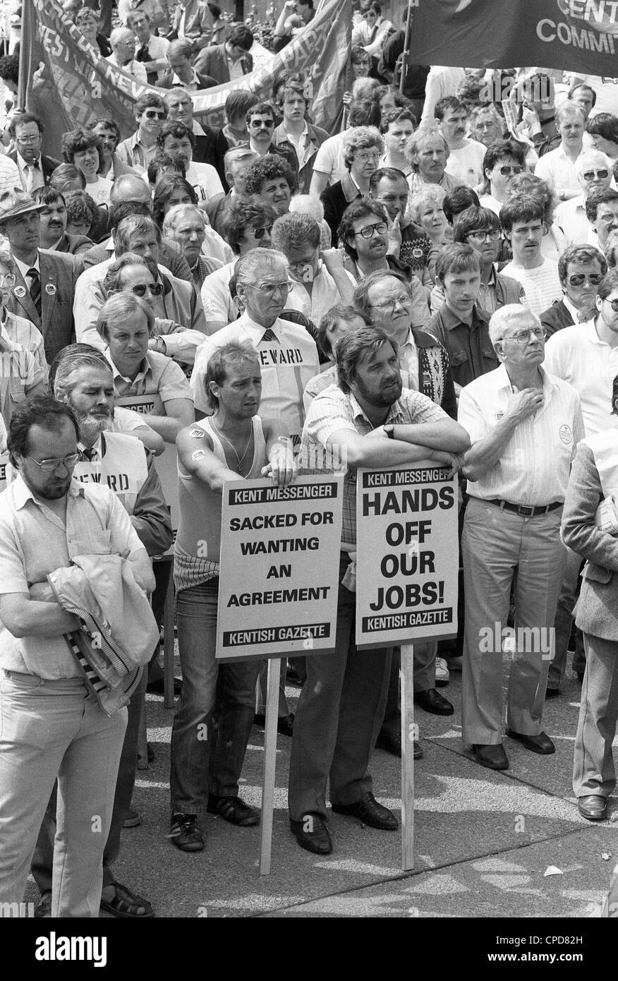 DIE Mitglieder DER NGA-Druckerunion marschieren zur Unterstützung des FILMS Express & Star Workers 6/7/85 VON DAVID BAGNALL Stockfoto