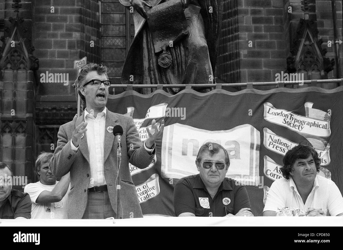 Rodney Bickerstaffe und Tony Dubbins NGA-Mitglieder marschieren zur Unterstützung des FILMS Express & Star Workers 6/7/85 VON DAVID BAGNALL Stockfoto