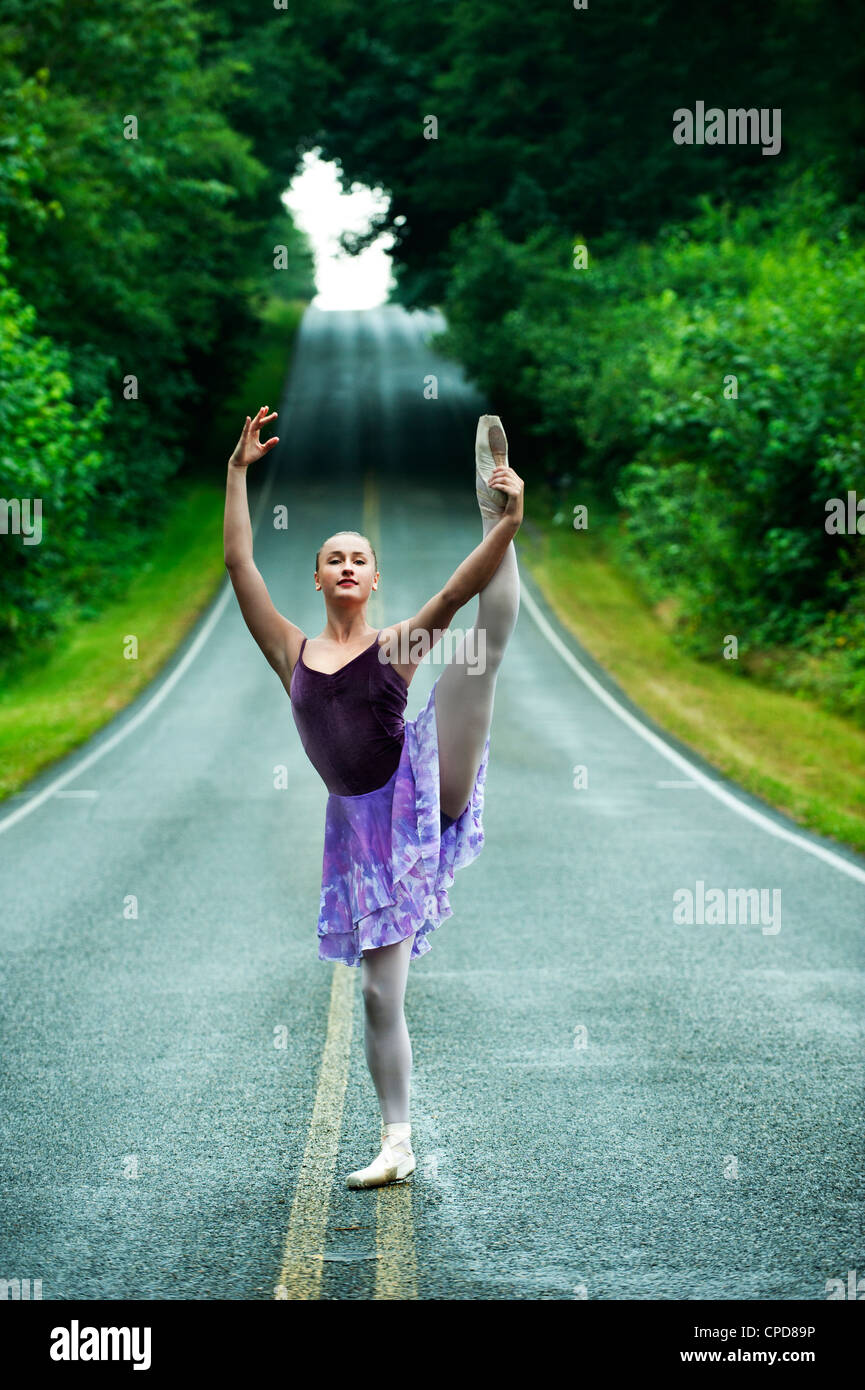 Kaukasische Ballerina tanzen auf remote-Straße Stockfoto