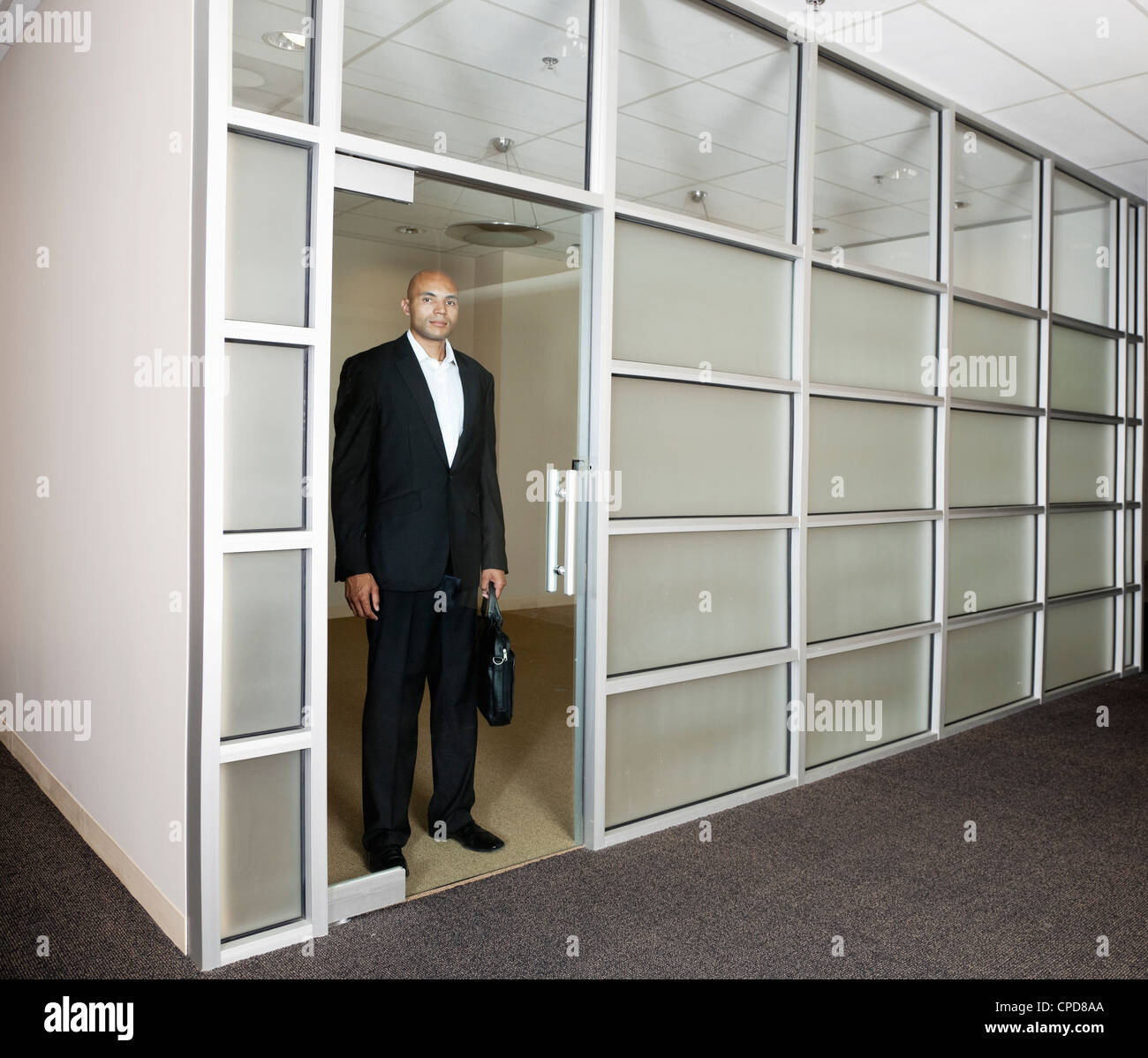 Gemischte Rassen Geschäftsmann in Büro Tür stehe Stockfoto