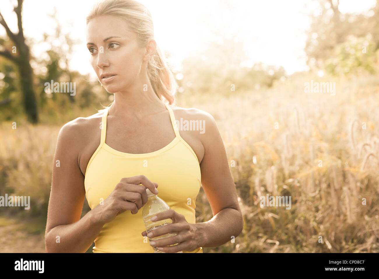 Kaukasische Frau mit Flasche Wasser im freien Stockfoto