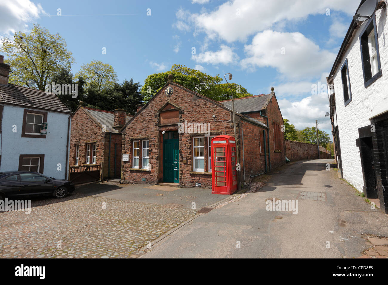 Kirche-Institut mit rote Telefonzelle in Croft Ort, Kirkoswald in Eden Valley Cumbria, England, Großbritannien Stockfoto
