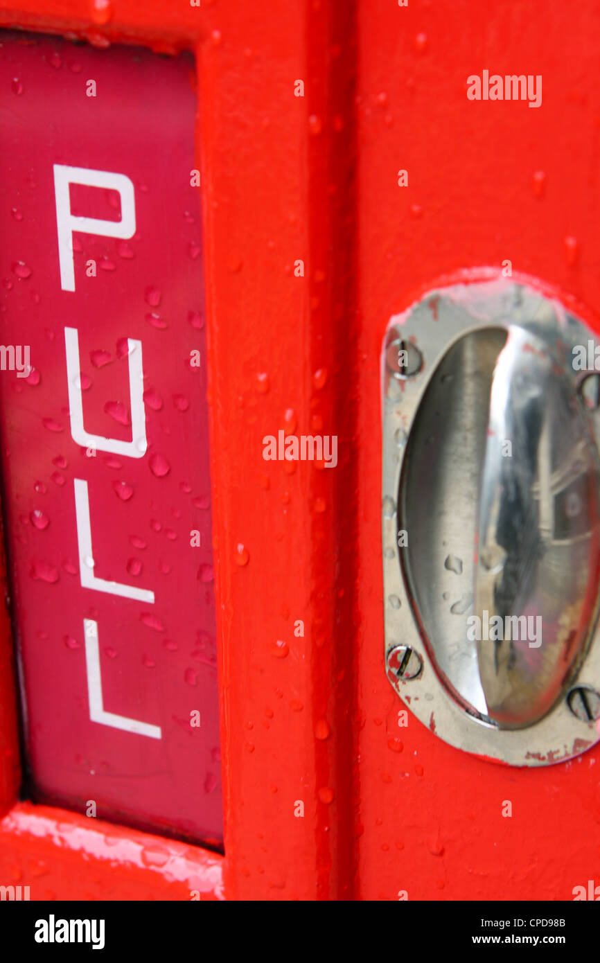 Teil einer typischen roten Telefonzelle England gefunden Stockfoto