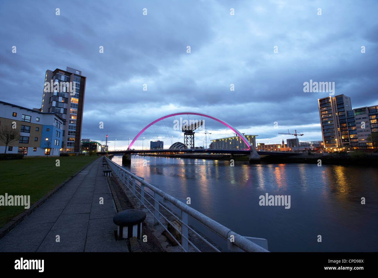 am Flussufer Gehweg an der Clyde Arc-Brücke über den Fluss Clyde in der Abenddämmerung in Glasgow Schottland, Vereinigtes Königreich Stockfoto