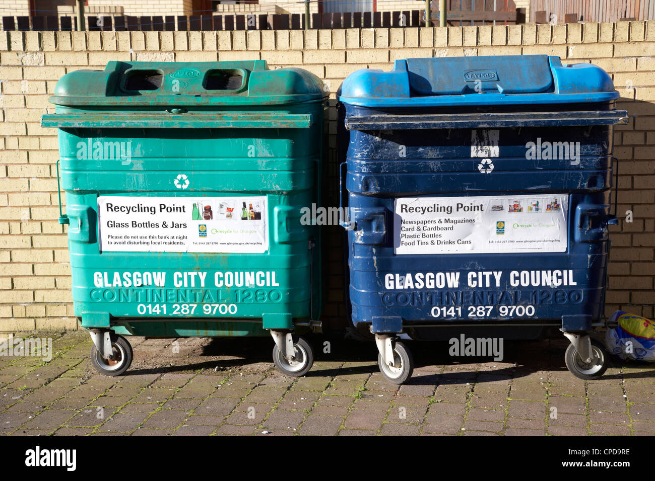 großen Glasgow Stadtrat recycling-Behälter auf der Rückseite von einem Wohnhaus Wohnblock Scotland UK Stockfoto