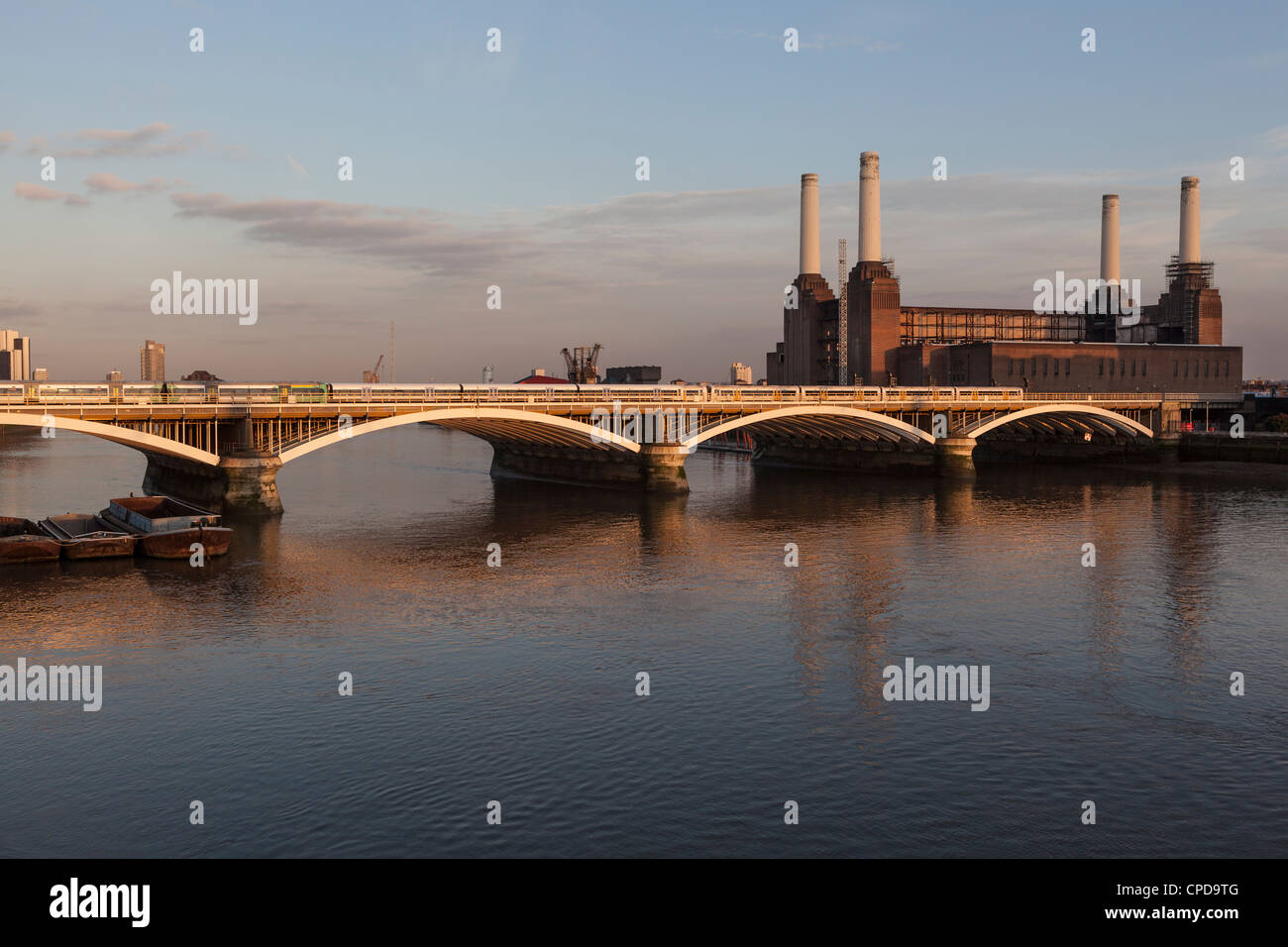 Battersea Power Station und Chelsea Bridge, Battersea, London, England Stockfoto