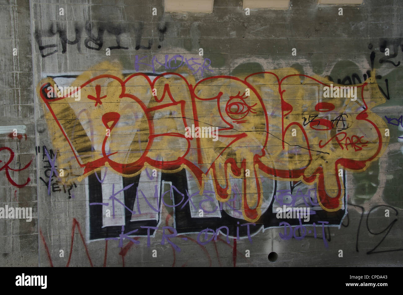 Bunte persönlichen Ausdruck lackiert auf einer Betonbrücke nahe der Innenstadt von Los Angeles. Erstreckt sich ein weiteres Werk der Künstler Stockfoto