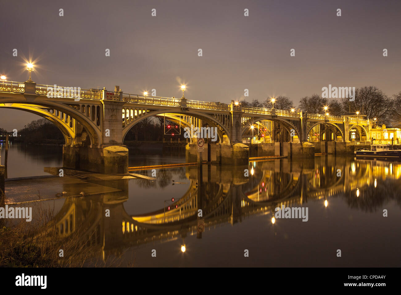 Richmond-Sperre auf der Themse bei Nacht, Richmond Upon Thames, Surrey, England Stockfoto