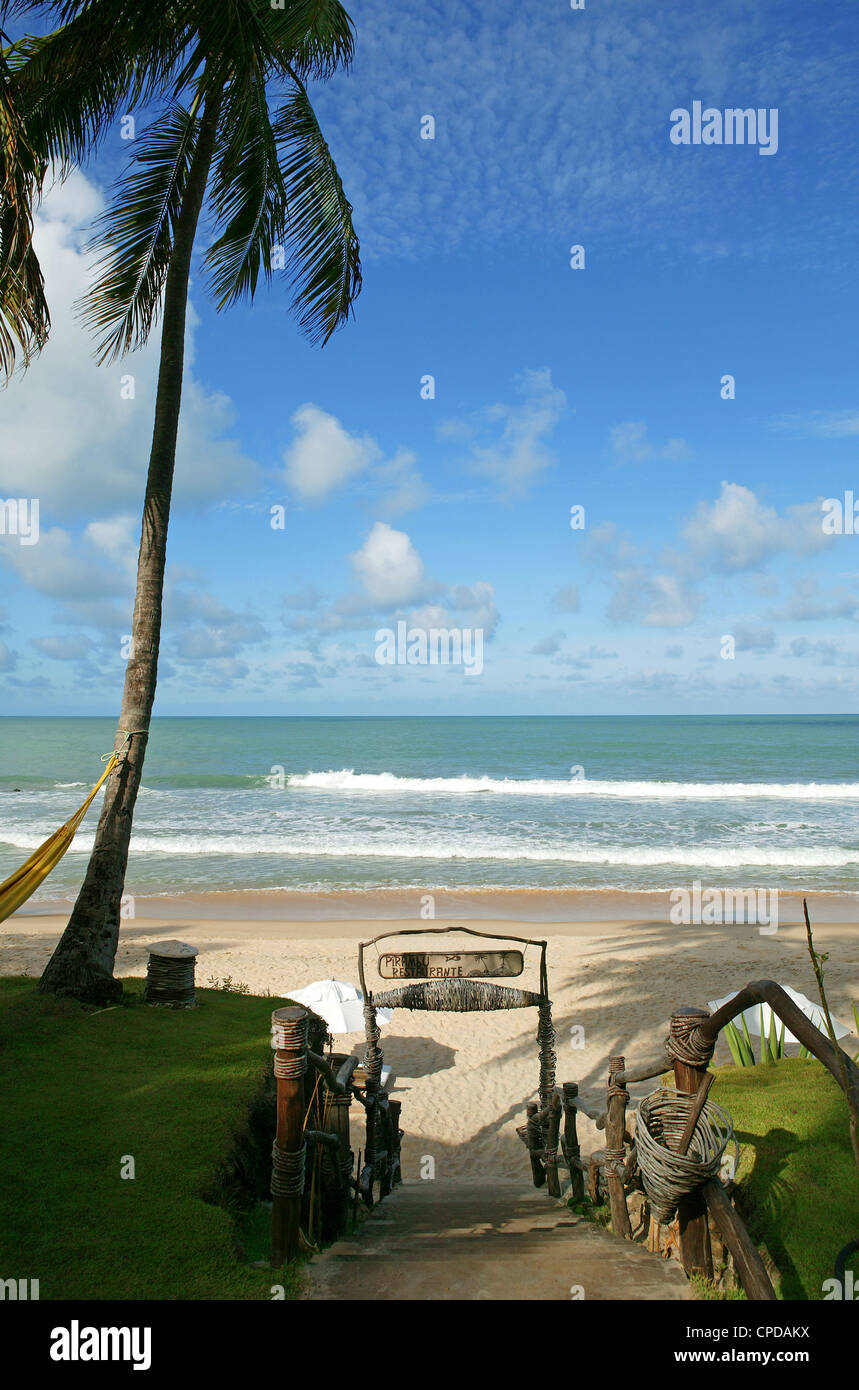 Tibau Sul Brasilien Strand Landschaft Meerblick vom Pirambu Restaurant sonniger Tag mit blauem Himmel Stockfoto