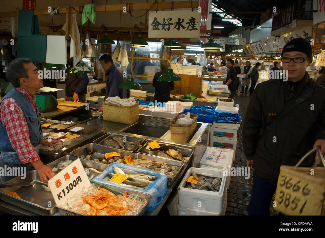 Tsukiji Fisch und Meeresfrüchte Großhandelsmarkt in den frühen Morgenstunden. Es ist die größte der Welt. Tokio, Japan. Stockfoto