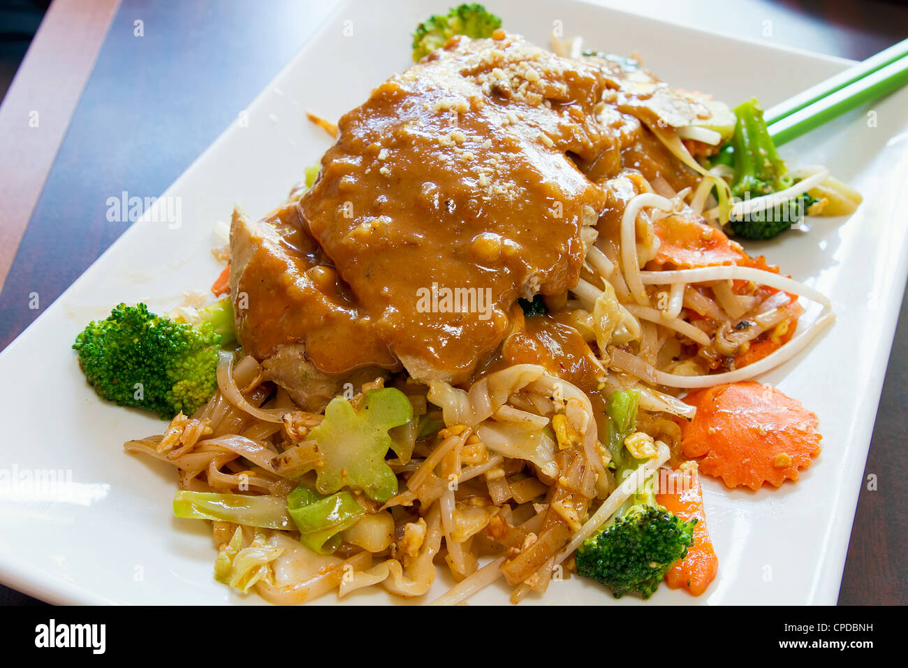 Pad Thai rühren gebratene Nudeln mit Huhn Zitronengras und Erdnuss-Sauce mit Brokkoli Karotten Sojasprossen Stockfoto