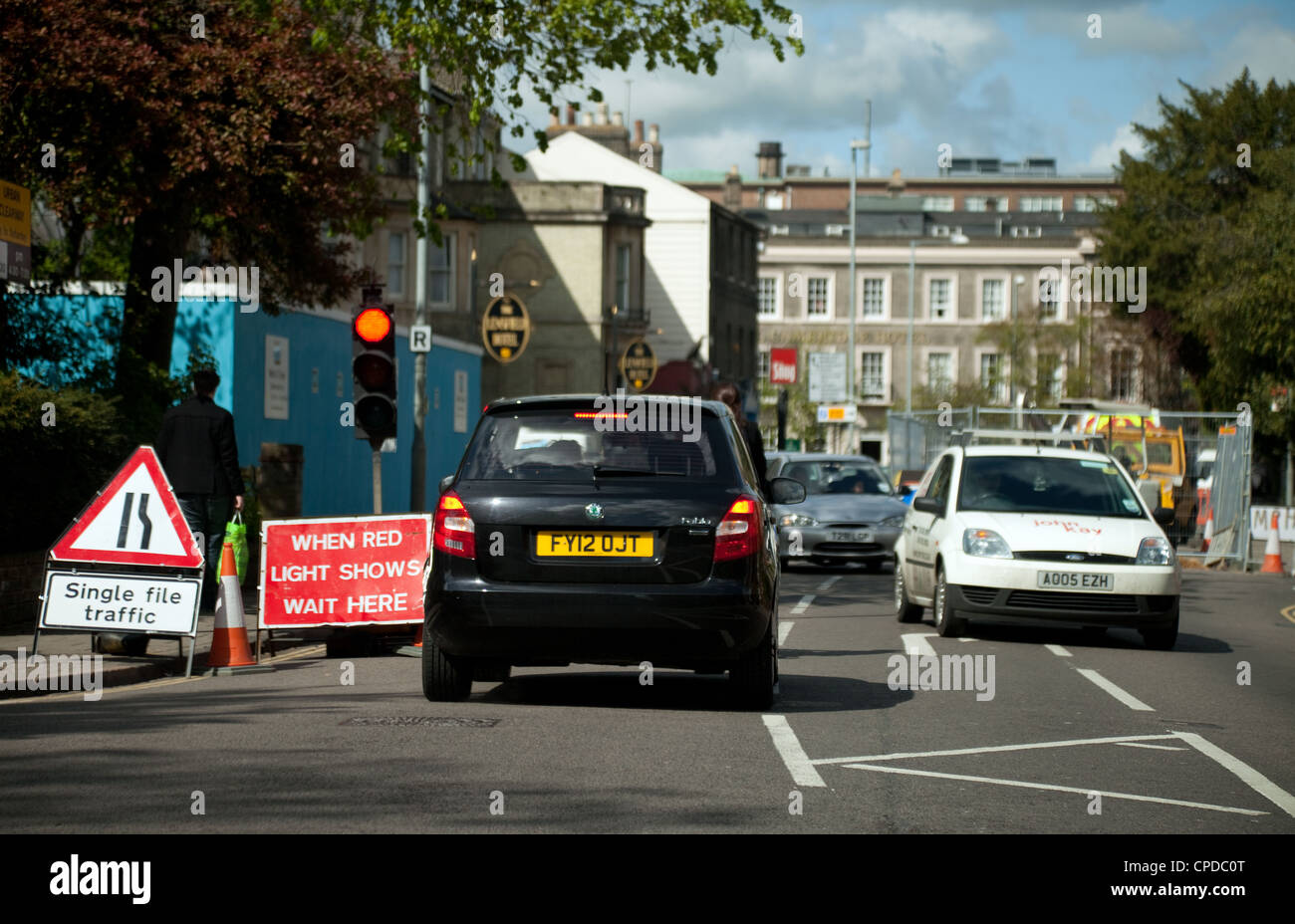 Autos hielten an Ampeln für temporäre Baustellen, Lensfield Road, Cambridge UK Stockfoto